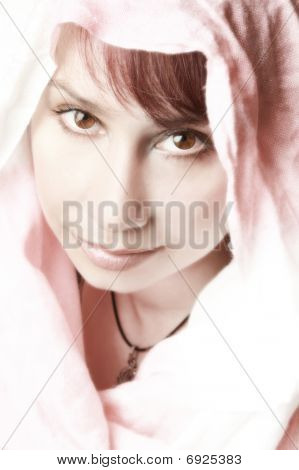 Bella donna In uno scialle rosa
