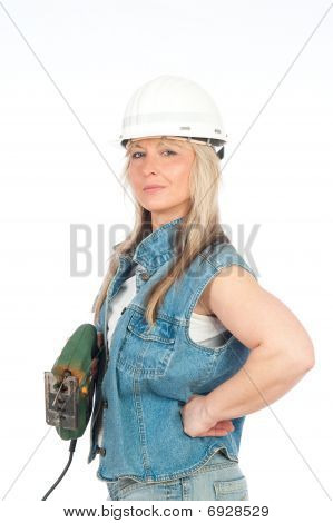 Giovane donna bionda sta lavorando con Jigsaw