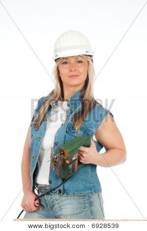 Giovane donna bionda sta lavorando con Jigsaw