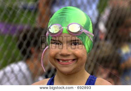 Girl smiling at Swim erfüllen