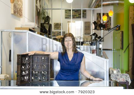 Vrouw bij winkel teller
