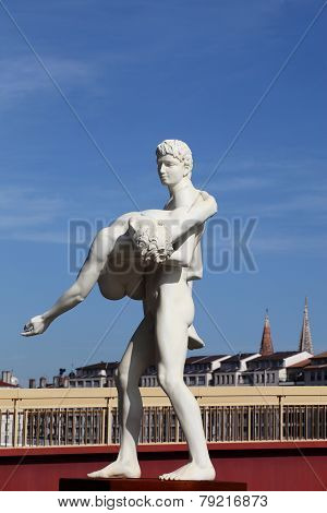 The weight of One Self sculpture in Lyon