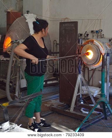 Glass blowing furnace