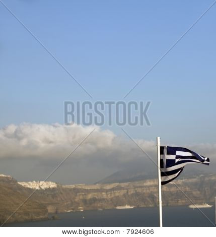 ธงชาติกรีซที่บินอยู่เหนือซานโตรินี Oia Caldera