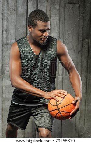 Afro-american man playing basketball