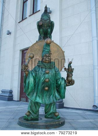 Monument circus clown