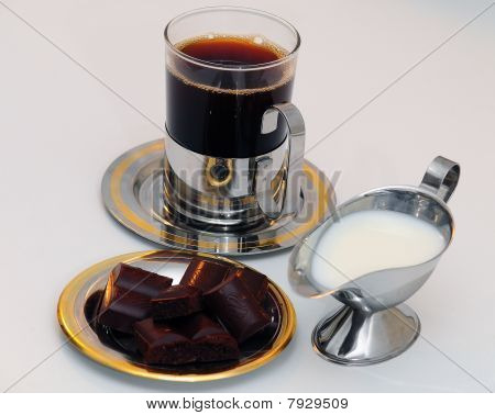 コーヒー、チョコレート、クロムの水差しをクリームします。