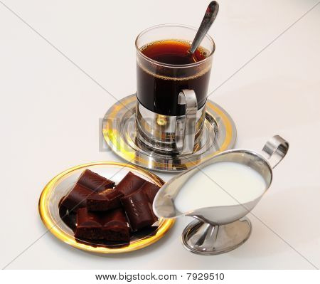 コーヒー、チョコレート、クロムの水差しをクリームします。