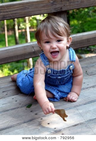 cute Kind in blauen overalls 
