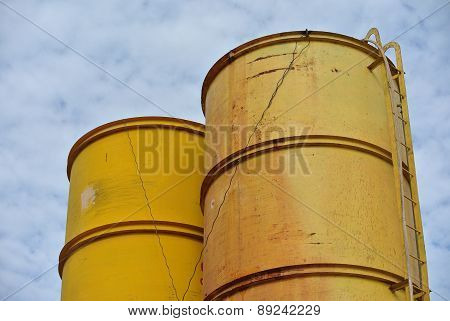 Bentonite and water silo
