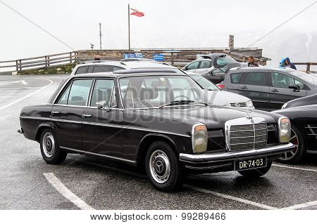 Mercedes-benz W115 E-class