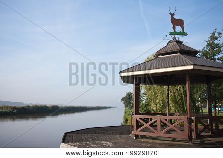 Kanal im niederländischen Farmland und eine Mole mit Holz Ornament neben