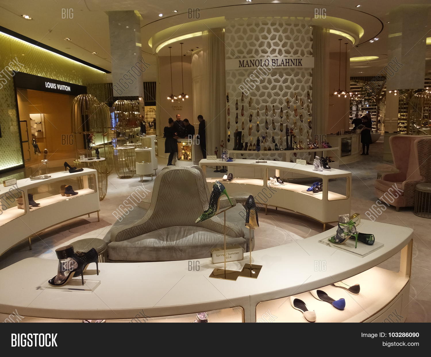 E max дубай молл. магазин соколов в дубае. Jordan dubai mall. Level shoes dubai. Level shoes dubai.