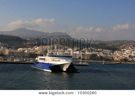 Hovercraft al porto di Retimo