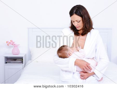 Mutter Fütterung Baby mit Brust