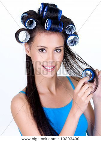 Glad kvinde i Hairrollers