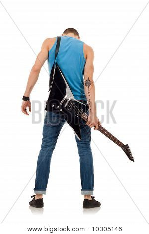 Guitarra nas costas de um homem