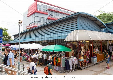 Tourist shopping in Chatuchak weekend market