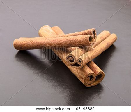 Cinnamon sticks on drak table.