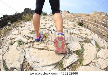 ftiness woman runner legs running on great wall