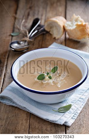 Roasted garlick and bean soup