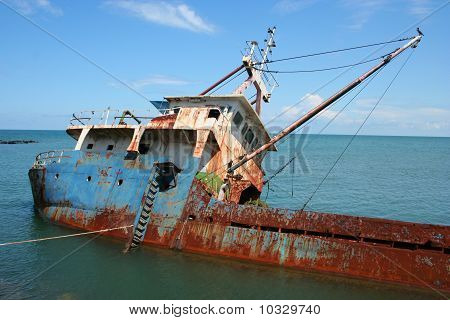 Um antigo naufrágio de navio no mar Negro