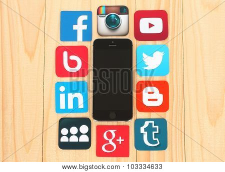 Famous social media icons such as: Facebook Twitter Blogger Linkedin Tumblr Myspace and others print