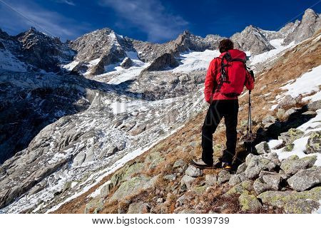 Escursionista osservando un Panorama di alta montagna