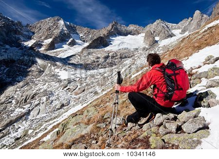 Escursionista osservando un Panorama di alta montagna