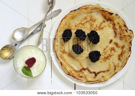 ?repes, fresh berries on wooden background