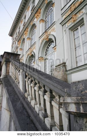 Le scale e davanti un castello barocco