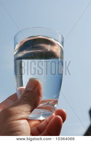손 잡고 유리 물