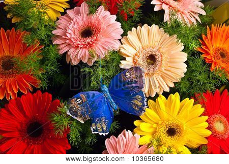 Mazzo di fiori con farfalla blu scura