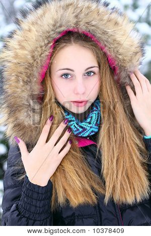 イタチは身に着けている 10 代の少女