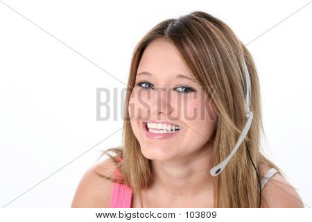 Hermosa chica adolescente con auricular sobre blanco