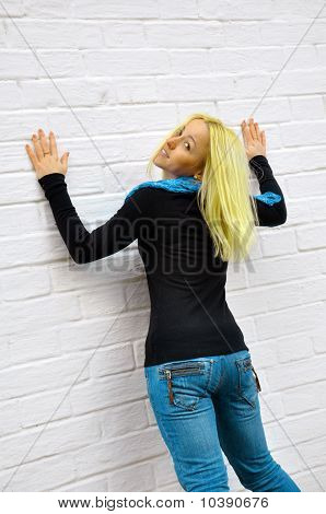 Flicka kostnader om en vägg