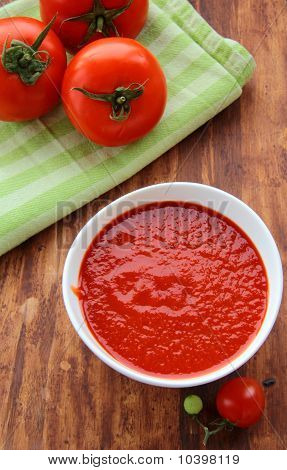 Tomatsauce i en hvid skål