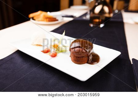 Sticky toffee with dattels, caramel sauce and ice cream