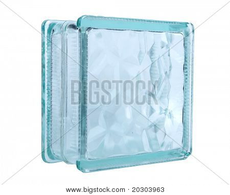 Farbfoto eines Glas-Blocks für den Bau auf weißem Hintergrund
