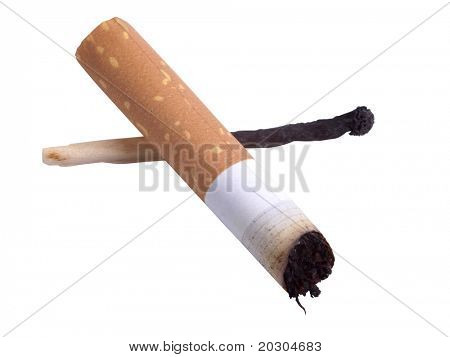 Fotografia a cores da montanha de sujas bitucas de cigarros filtrados