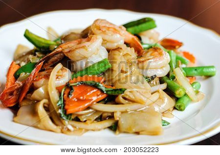 Pad Khee Mao, Stir-fried with wide rice noodles, hot peppers, carrots, green beans, onions, tomato and
sweet basil leaves