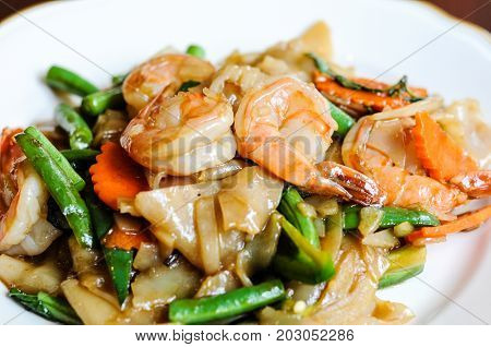 Pad Khee Mao, Stir-fried with wide rice noodles, hot peppers, carrots, green beans, onions, tomato and
sweet basil leaves