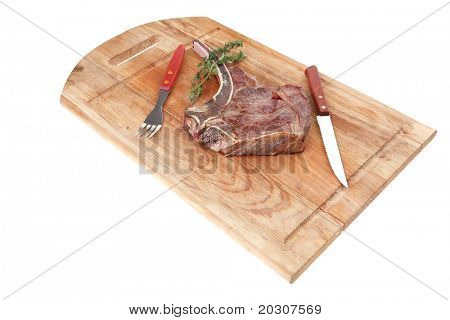 cibo di carne: manzo alla griglia di ricambio rib su piastra di legno con timo isolato su sfondo bianco