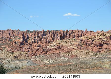 utahs arches national park has stunning landscapes filled with rock formations, arches and dunes