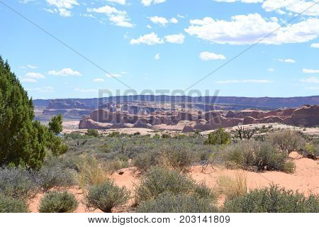 utahs arches national park has stunning landscapes filled with rock formations, arches and dunes
