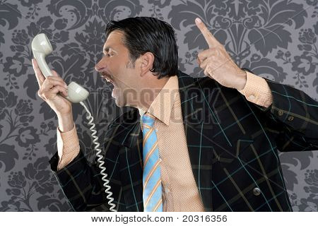 Angry nerd imprenditore retrò telefonata gridando wallpaper di profilo