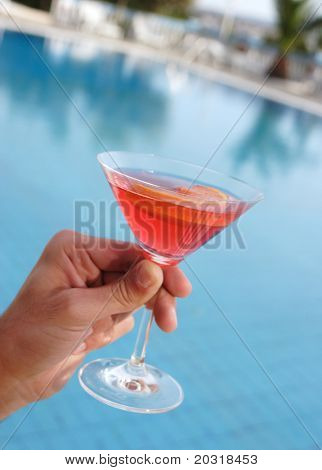 수영장에서 칵테일