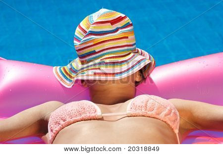 kvinde i swimmingpool