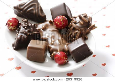 assortimento di cioccolato coperto panpepato con mandorle e noci