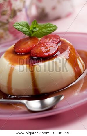 panacotta con salsa di fragola